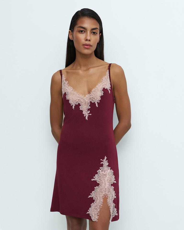 Effetto bamboo chemise spaghetti strap 03162 – women's sleepwear, cherry lacquer
Woman wearing a burgundy slip dress with lace details on a white background