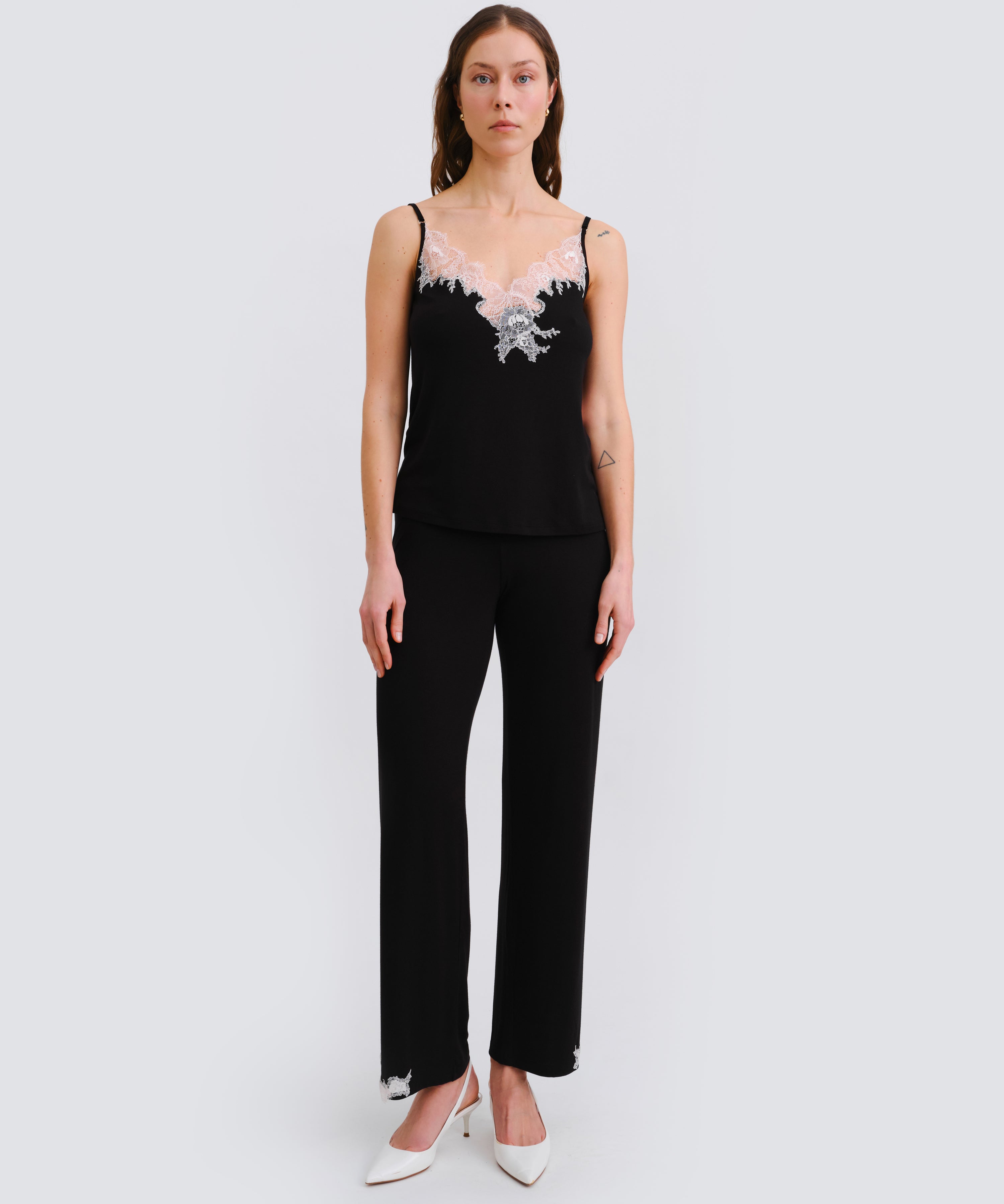Effetto bamboo camisole pajama set 03163 – women's sleepwear, black
Woman wearing a black sleeveless top with lace detailing and black pants on a white background