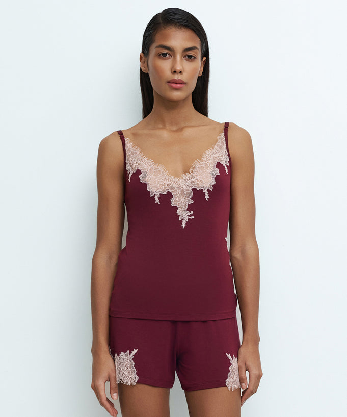 Effetto bamboo cami shorts set 03163 – women's sleepwear, cherry lacquer
Woman wearing a burgundy lace top and shorts set on a light gray background