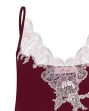 Effetto bamboo cami shorts set 03163 – women's sleepwear, cherry lacquer
Close-up of a burgundy lace lingerie set with white lace details on a white background.
