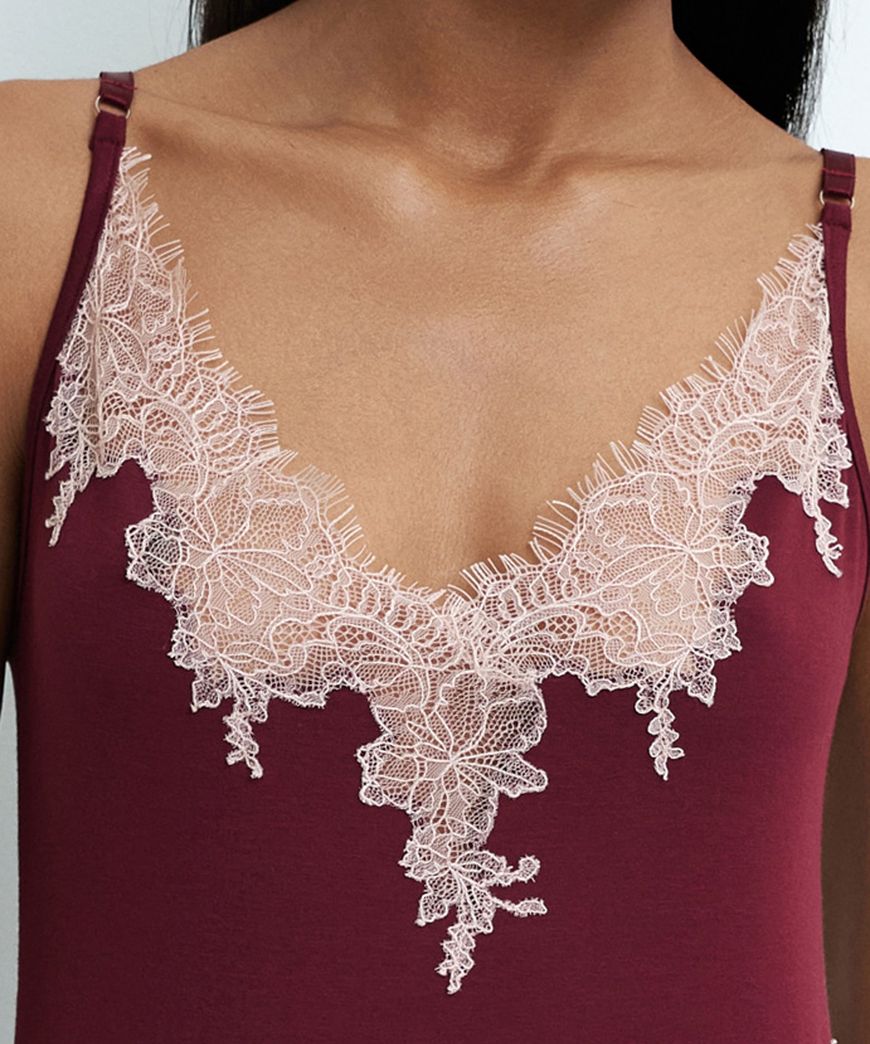 Effetto bamboo camisole pajama set 03163 – women's sleepwear, cherry lacquer
Maroon tank top with lace detailing on a plain background