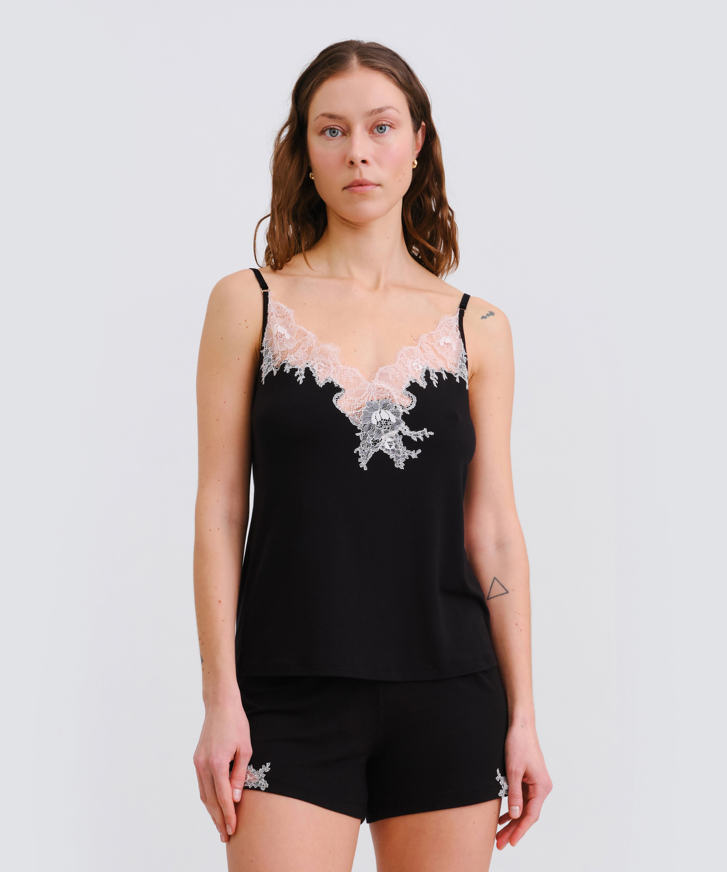 Effetto bamboo cami shorts set 03163 – women's sleepwear, black
Woman wearing a black lace-trimmed top and shorts on a white background
